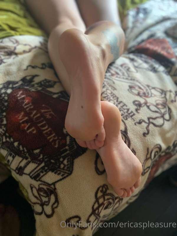 Cute little toes on my Harry Potter blanket 🤓🤓