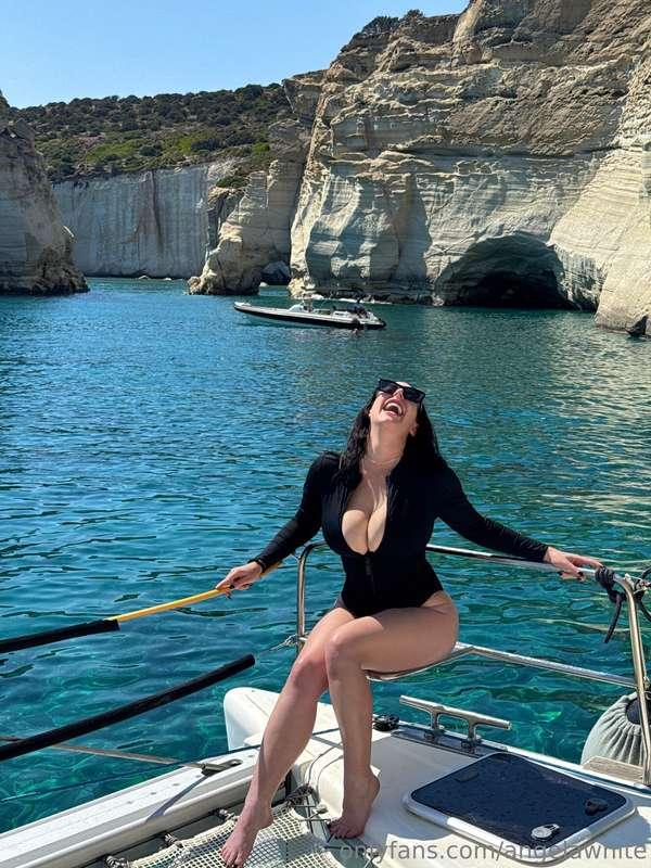 Forget the caves behind me… don’t you wanna explore mine? 😂 ..