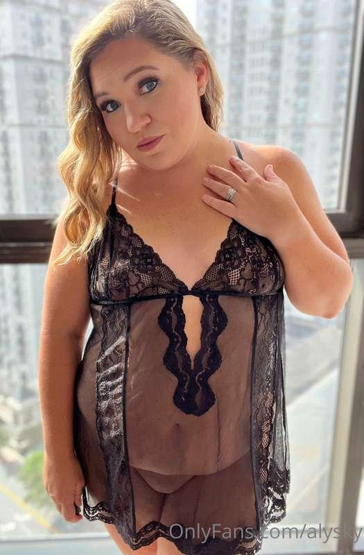 Wrap me up in my lacy teddy 🖤