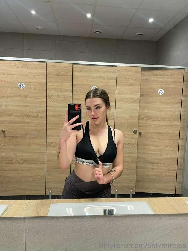 que harias si me encuentras asi de sudadita en el vestuario ..