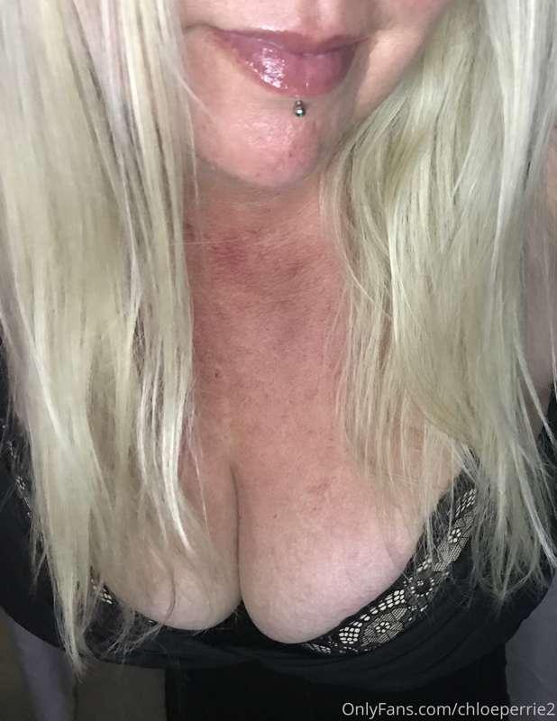 .. 🤔  most of my sexiest shots include part of my face. 🤦‍♀️..