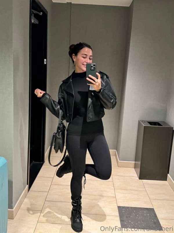 All black everything 🖤 *And I mean EVERYTHING* 🤭