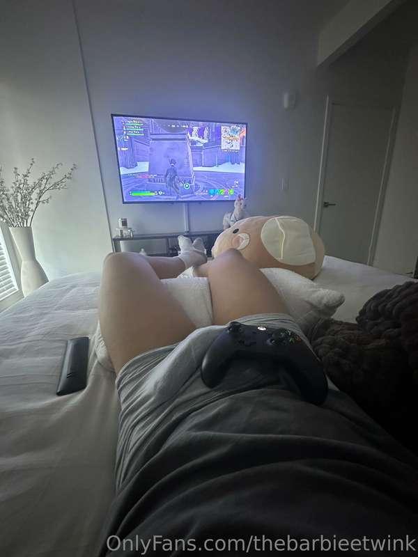 would you suck me off while I play video games 🥰  send a tip..