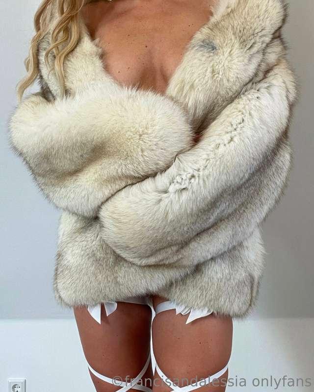 slide to unwrap me 🎀 ✨  who’s your one & only fur queen, huh..