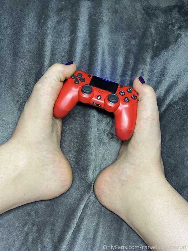 Who wants to play ? 😉 #bigfeet #controller #playwithme