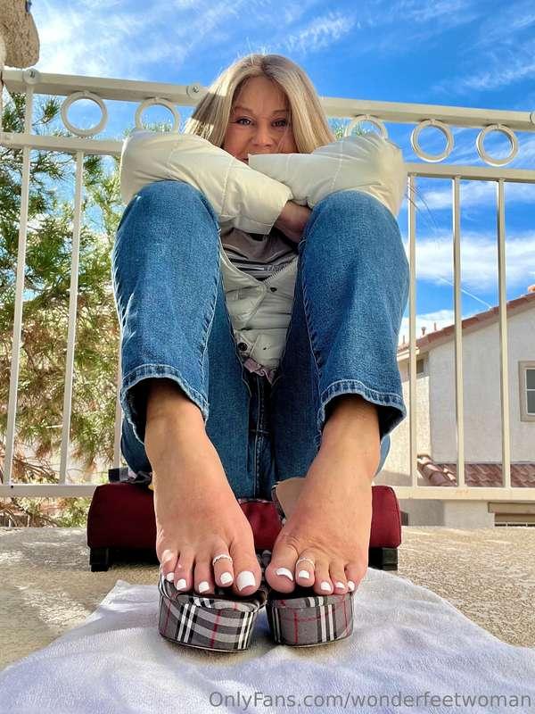 White toes are a year round color 🤍