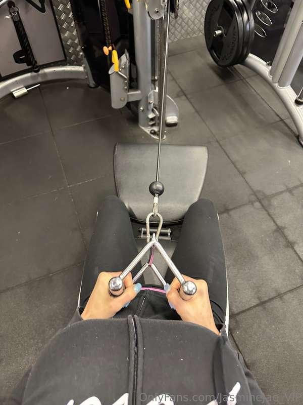 POV of my boobs in the gym 😜