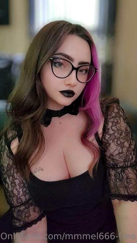 Swipe to make my boobs falls out :-)🖤