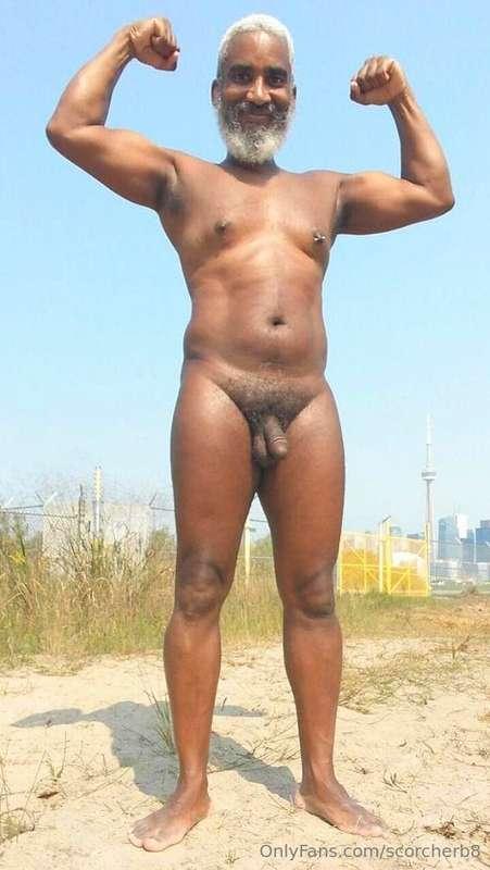 Flex Friday!  #beard #musculardaddy #gay #feet #gaycruising ..