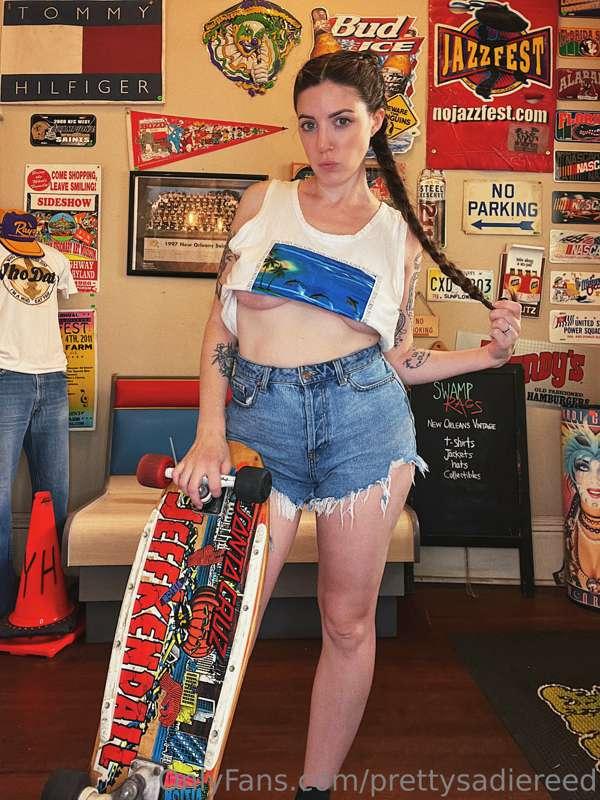 A rare 1980s Jeff Kendall Santa Cruz skateboard 🛹

80s crop ..