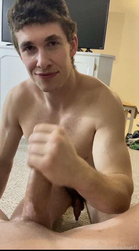 I wish I could stroke your cock like this 😏
