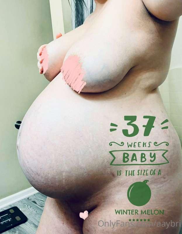 **37 WEEK BUMPDATE** 🍈
Baby is about 19 inches long and weig..