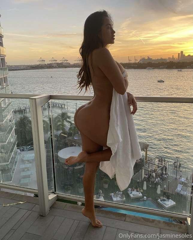 Soles or booty in this pic? 👀☺️
