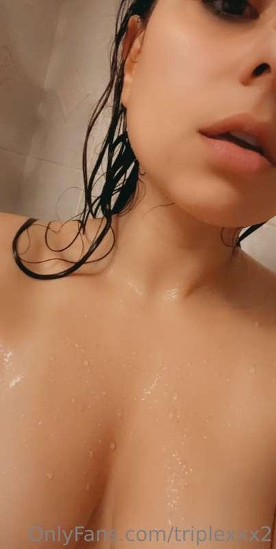 I’m so horny I just wanna lather up my pussy and slip my fin..