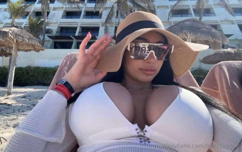 would you help me with my tanning oil? 😈 