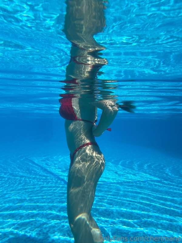 Getting wet & wild by the pool. 💦
But getting me wet in bed,..