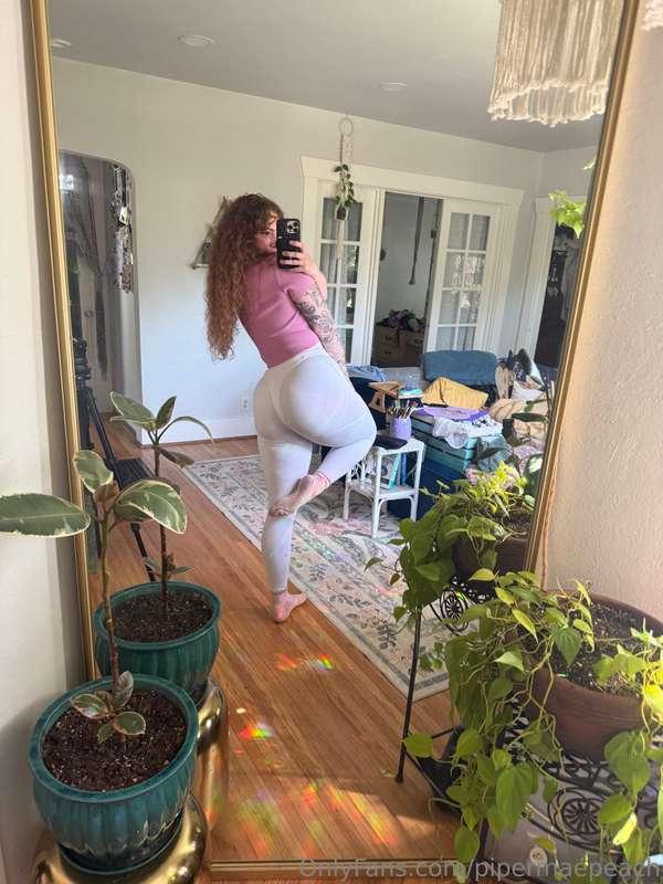 Bouncing into the day with my bubble butt ~ Let’s make it pl..