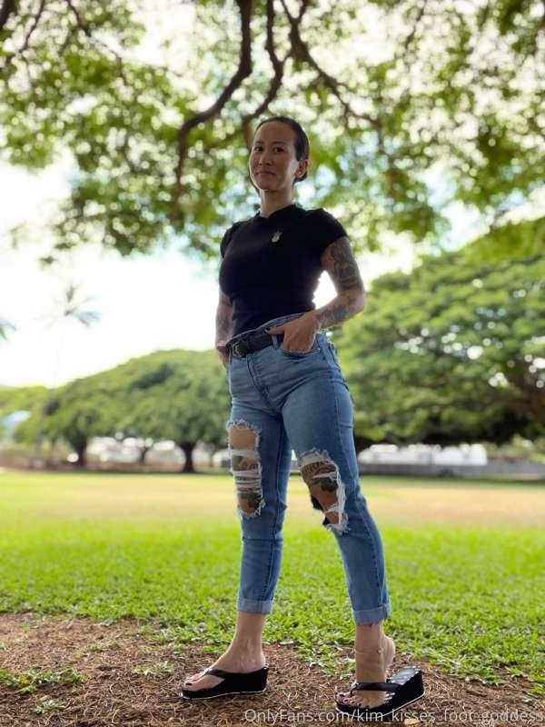 kim_kisses_foot_goddess image #0