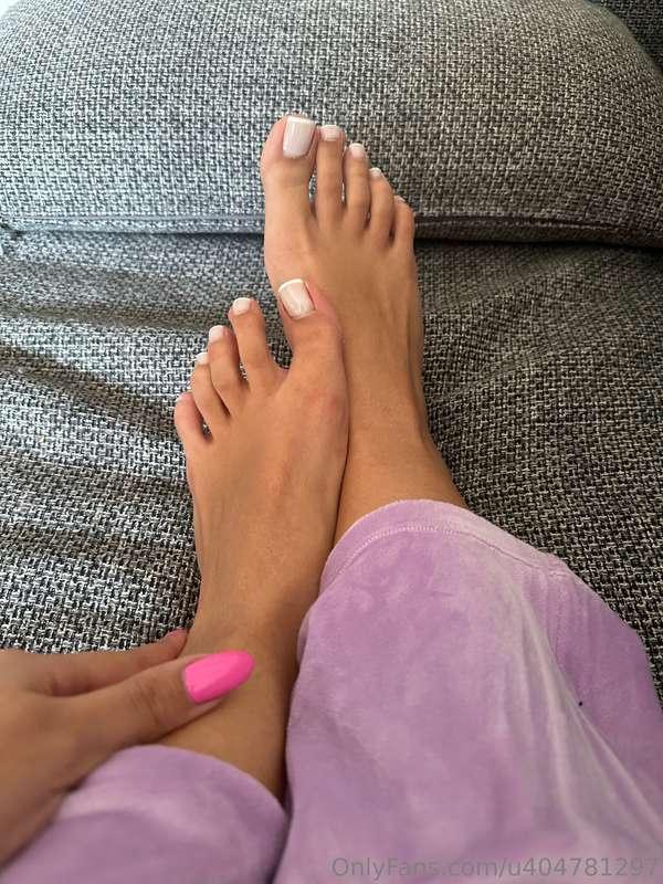 Pink fur pants, pink nails, and my feet 🥹