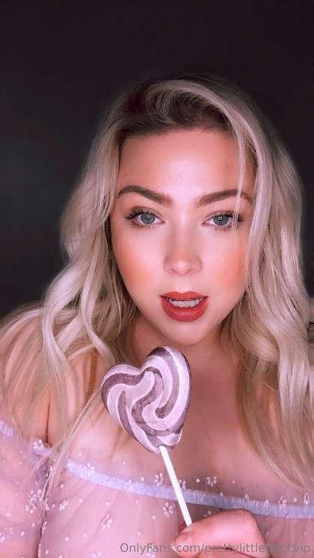 Lonely and bored, come make me happy? 😋