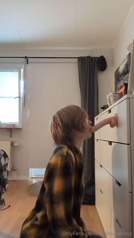 Btw i do have a vid where I suck and fuck a dildo! (2min 40 ..