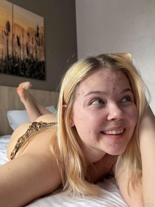 moving my hips in bed for good morning and as little stretching workout hehe 😜 

♡ #cute #schoolgirl #teen #nextdoorgirl #gfe #college #young #smallboobs #ass #tiny ♡
