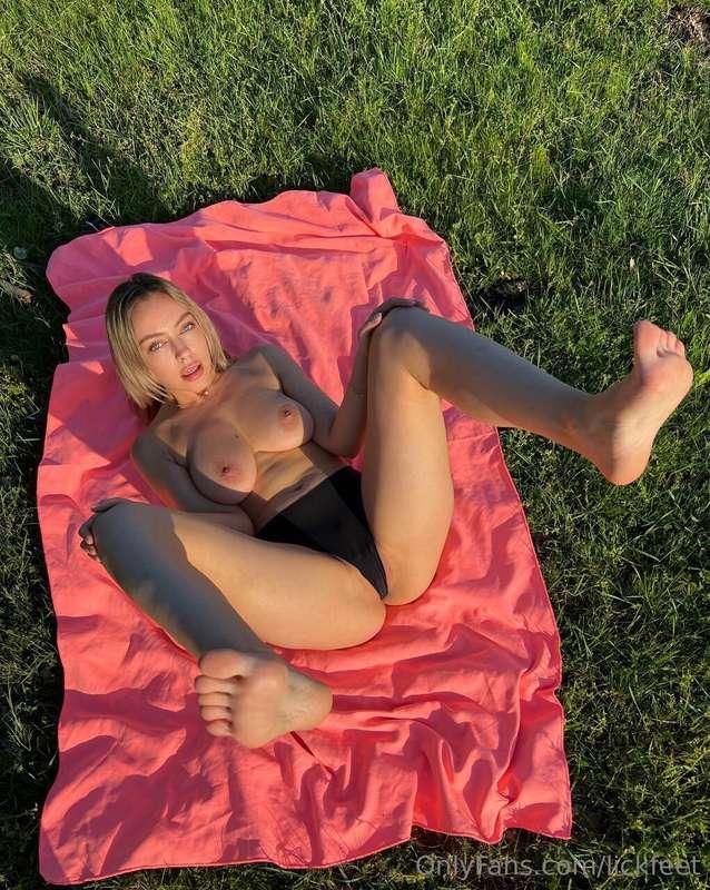 Do you want to cum on my feet? 🦶 💦