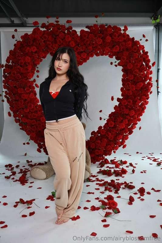 Doing my Valentine’s Day live Monday 6:30pm PST!!! Can’t wai..