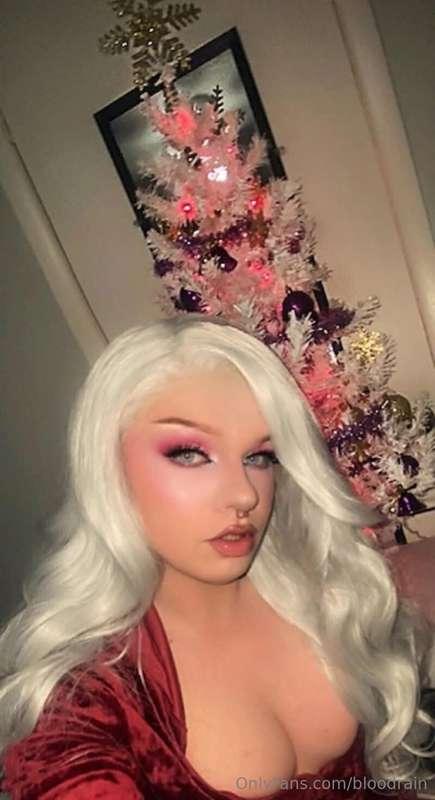 Last year was a bimbo slut Christmas 🥰🖤I’m recovering from m..