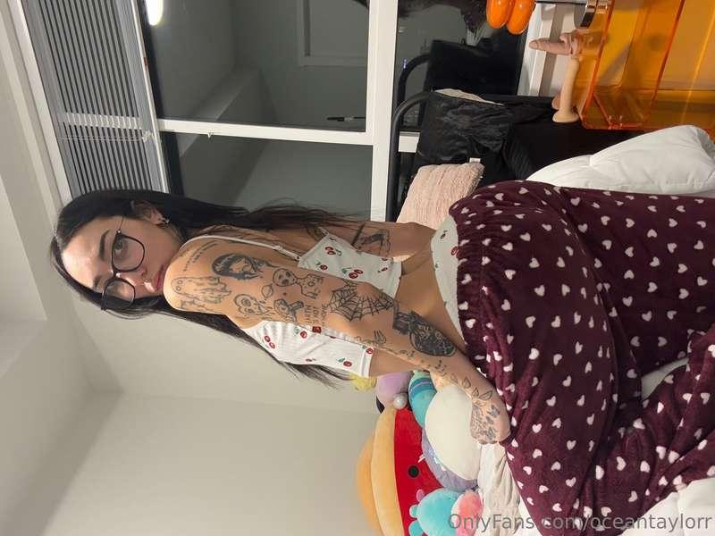 come lay in bed with me 😘