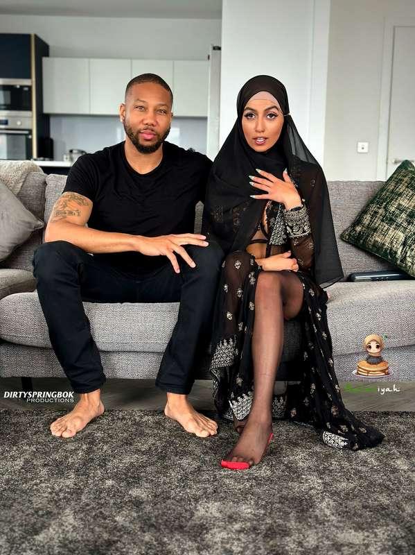 When Hijabi Aaliyah welcomes her airbnb guest @johnlegendary..