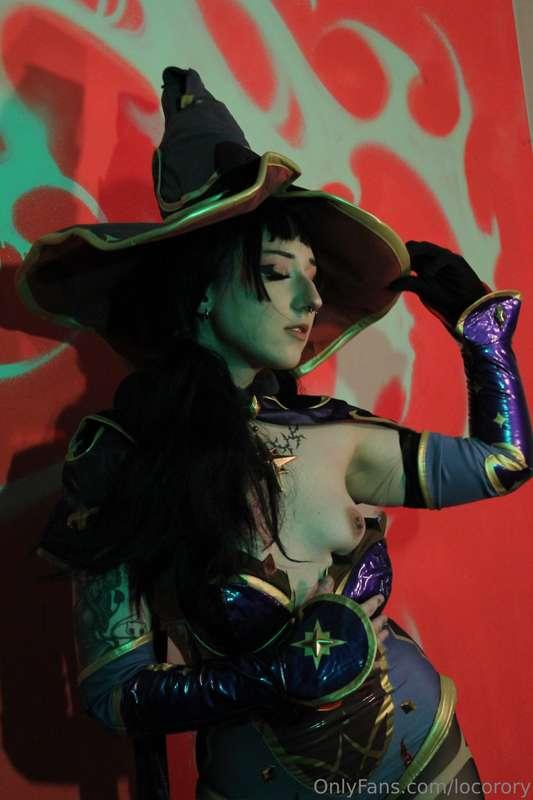 I was casting a spell and then… whoooops
my boob fell out of..
