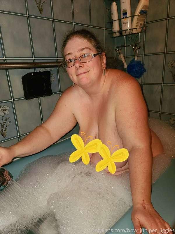 Bath time fun!! Super relaxing, and very 🔥🔥  💜💜!!Unlock for ..