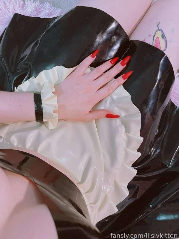 oh look at these cute latex cuffs and apron i made myself ☺️🖤

#latex #maid