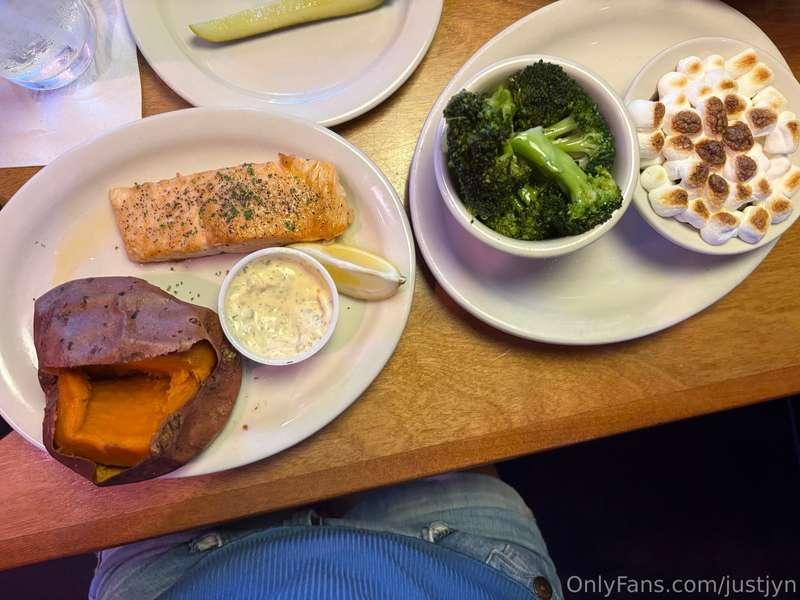 Happy Friday! 🥰 Today I ended up at Texas Roadhouse because ..