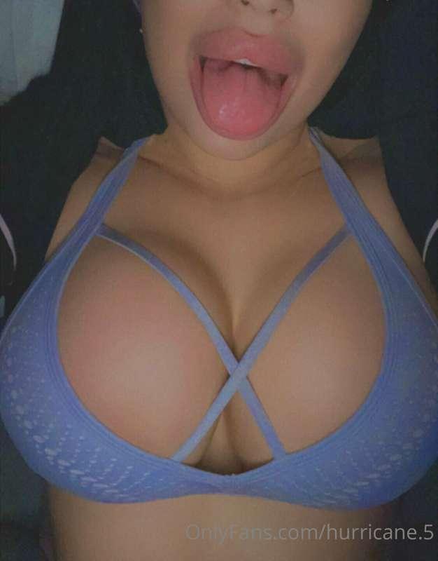 ## Let’s SEXT 💦💦💦 💛👻💛👻
Prices next Slide! *DM ME now* ❤️