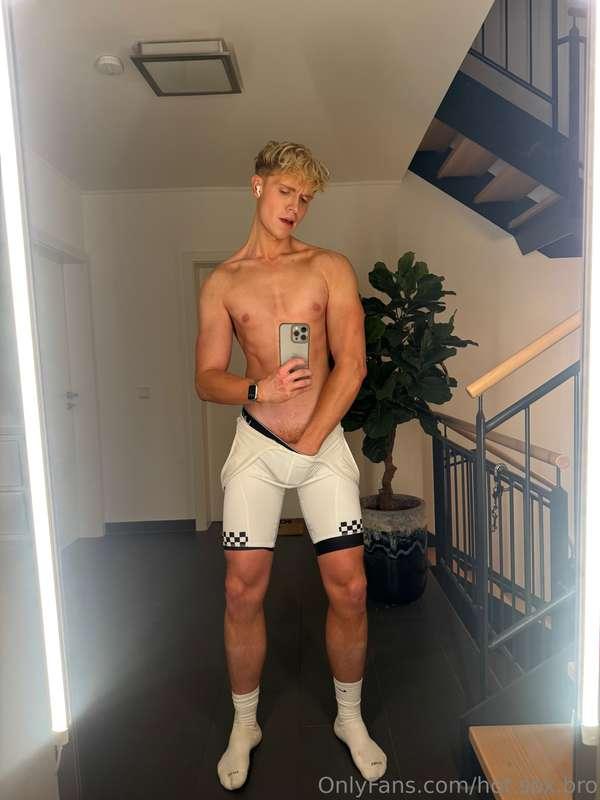 I always get crazy horny by this Lycra 😈