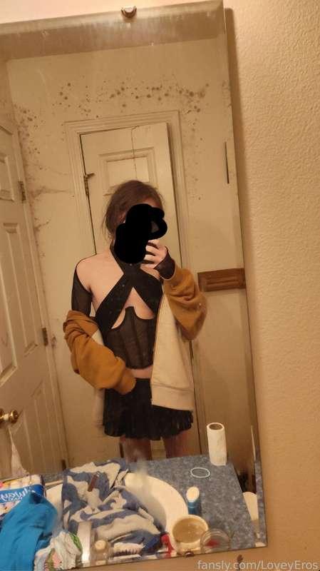 Heyo!! I'm an 18-year-old Femboy that loves looking cute! If you like how I look then please consider supporting me please!! 
(3) https://fans.ly/LoveyEros 