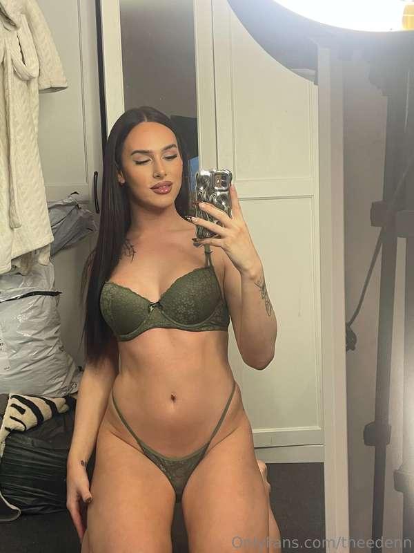 Bitch I look like money! Should put my face on a dollarrr 💸