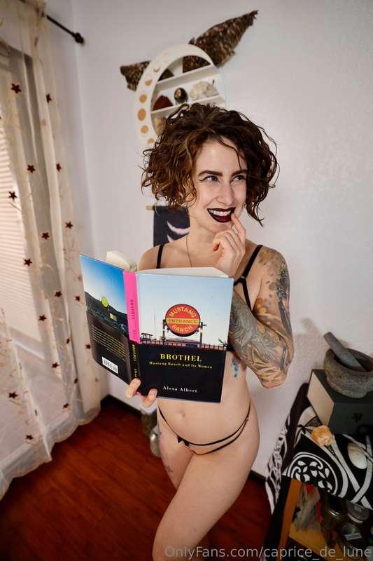 Bookish & slutty 🤓📚