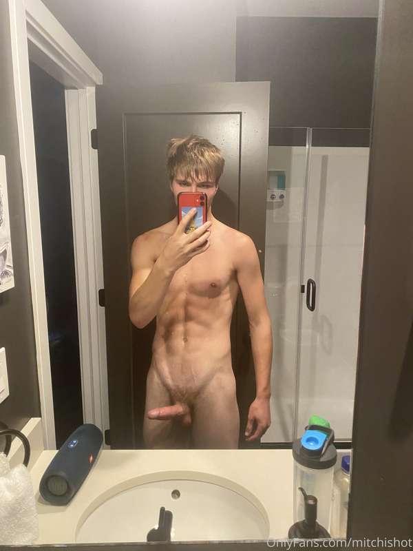 Mirror pics? 😈