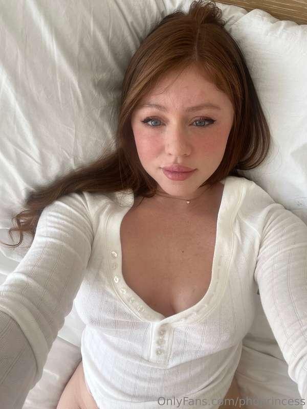 Happy Saturday!🥰 I have been so lazy in bed today! So I thou..