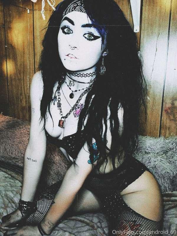 Last posts up on my other page @mollyrot 🖤 come check out th..