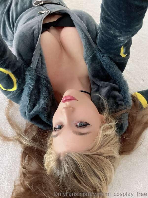 Come chat with me right now 🥰I am online on @yukimi_cosplay_..