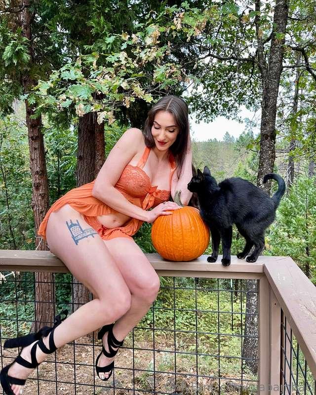 Catch me outside in my lingerie year round 🍁🍂