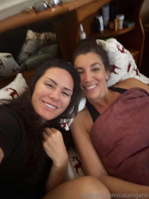 Me and my friend Lisa :)She wants to take 🦶pictures 😂😘😉