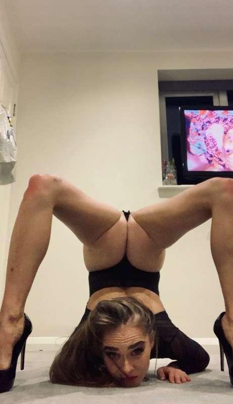I am very flexible 

https://onlyfans.com/lolalxoxoxo