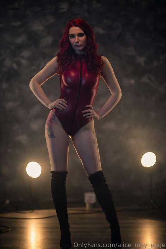 Do you like showy girls? 🌟