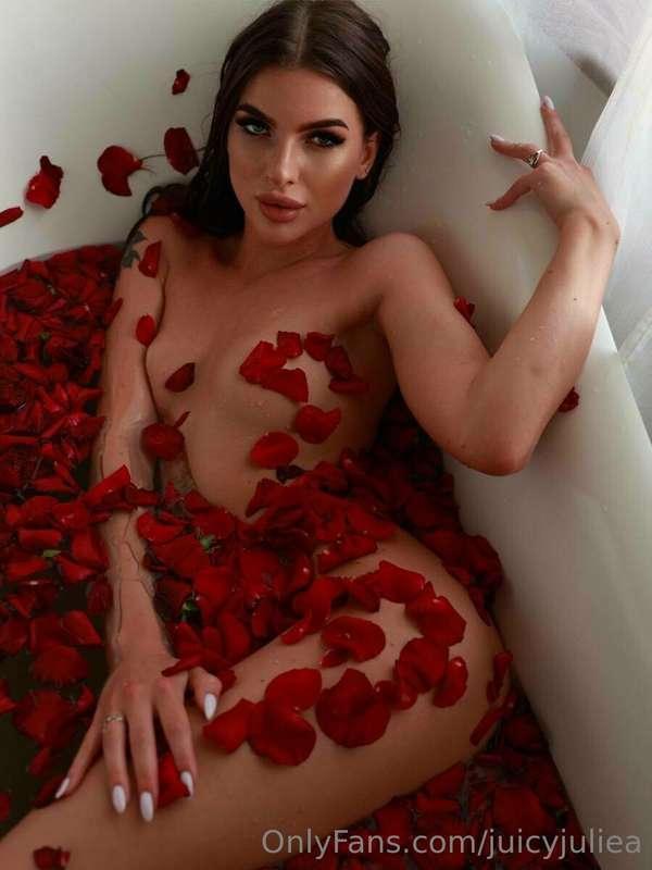 Curvy naked body in rose petals 🍓💖 Such a sexy stuff 😘😍 Hone..