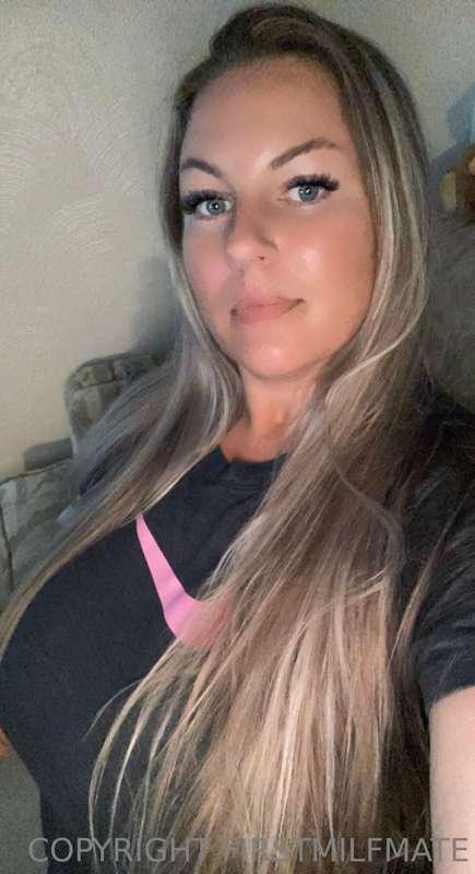 Busty Blonde, again.😉
TGIFF xoxo🖤🖤